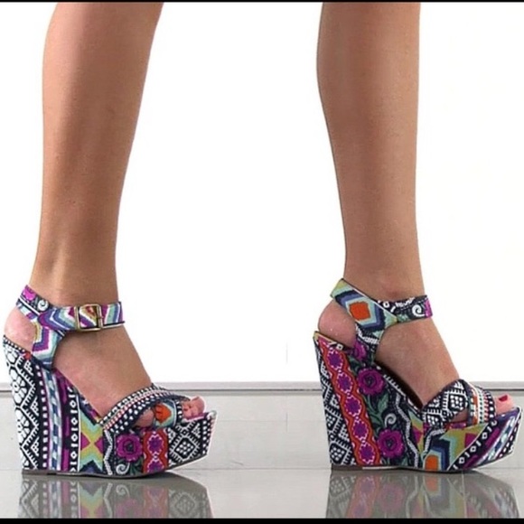Steve Madden Size 9 Winona Multi-Print Tribal Wedges - Picture 3 of 9